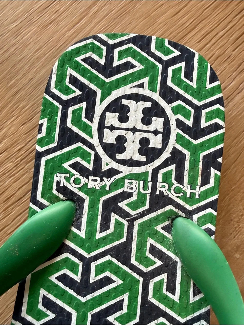 Tory Burch Green Medallion Flip Flops SZ 4 gold logo